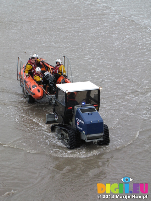 SX26446 Small lifeboat tracktors with boat